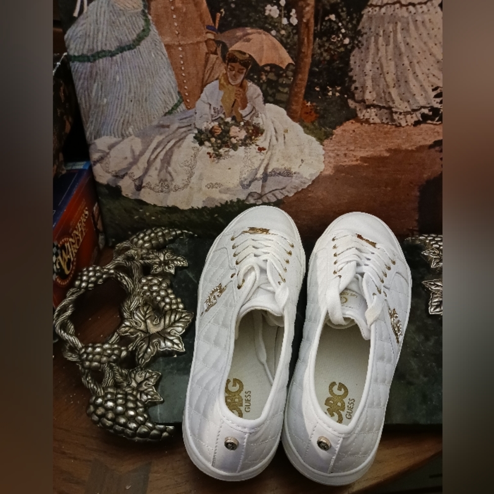 👟👟GBG Guess Women’s White Leather 🧦Quilted Pattern Shoes Size 8M.🧢🛍🎁 - Picture 11 of 14
